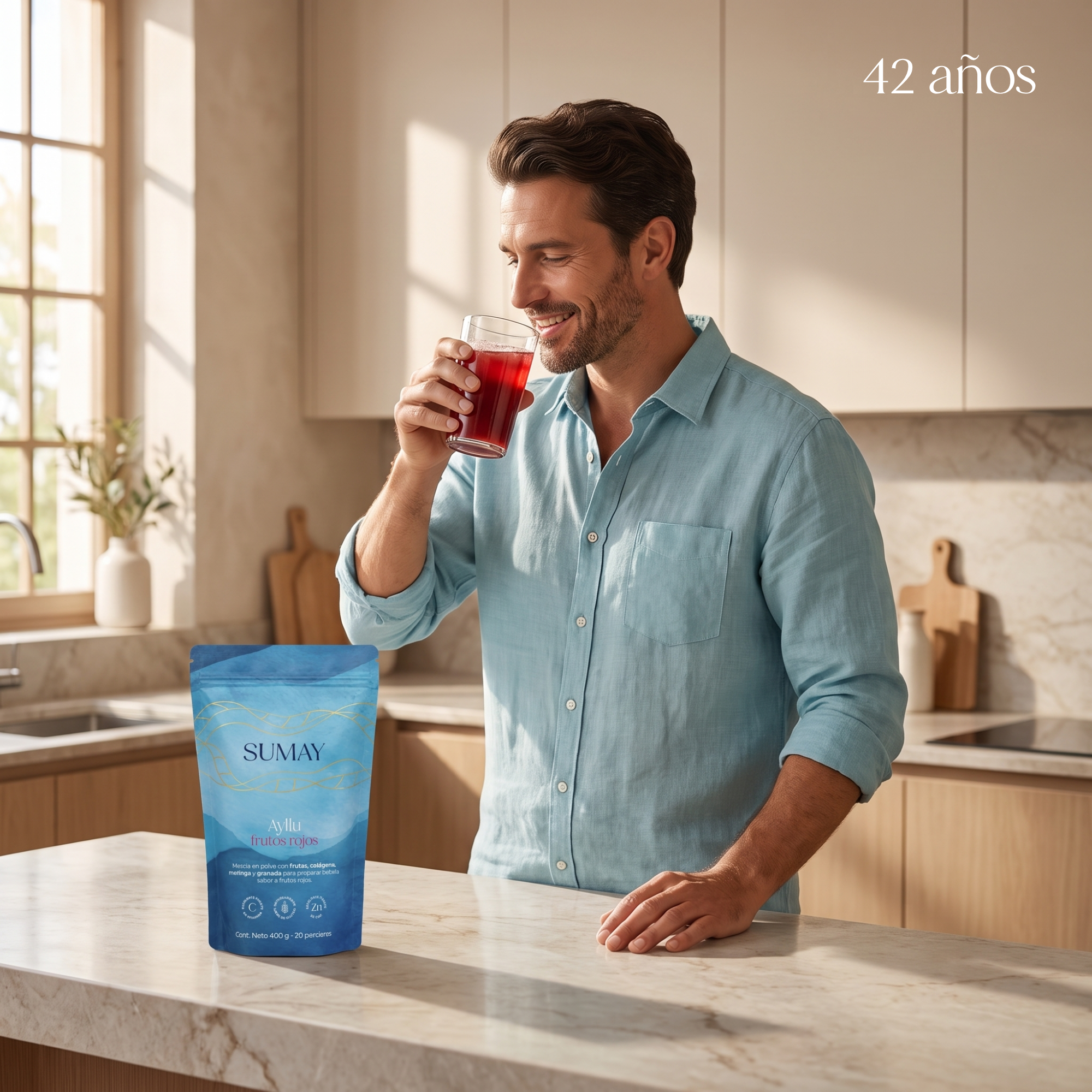 Hombre de 42 años en una cocina tomando un vaso de Ayllu.